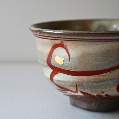 Minoyaki Elegant Red-Patterned Rice Bowl