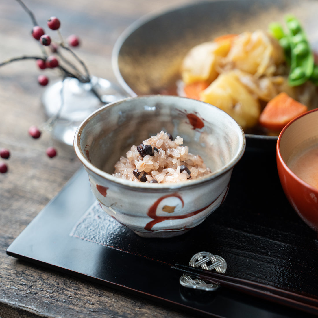 Minoyaki Elegant Red-Patterned Rice Bowl