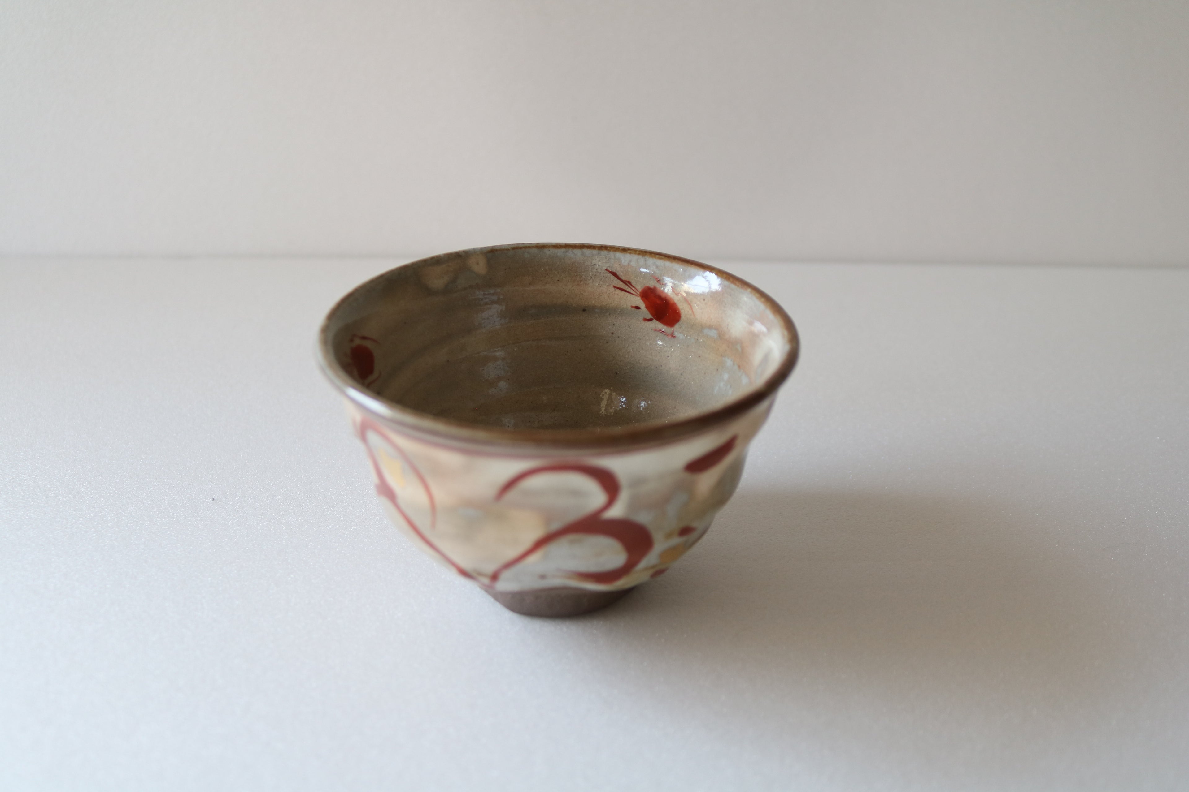 Minoyaki Elegant Red-Patterned Rice Bowl